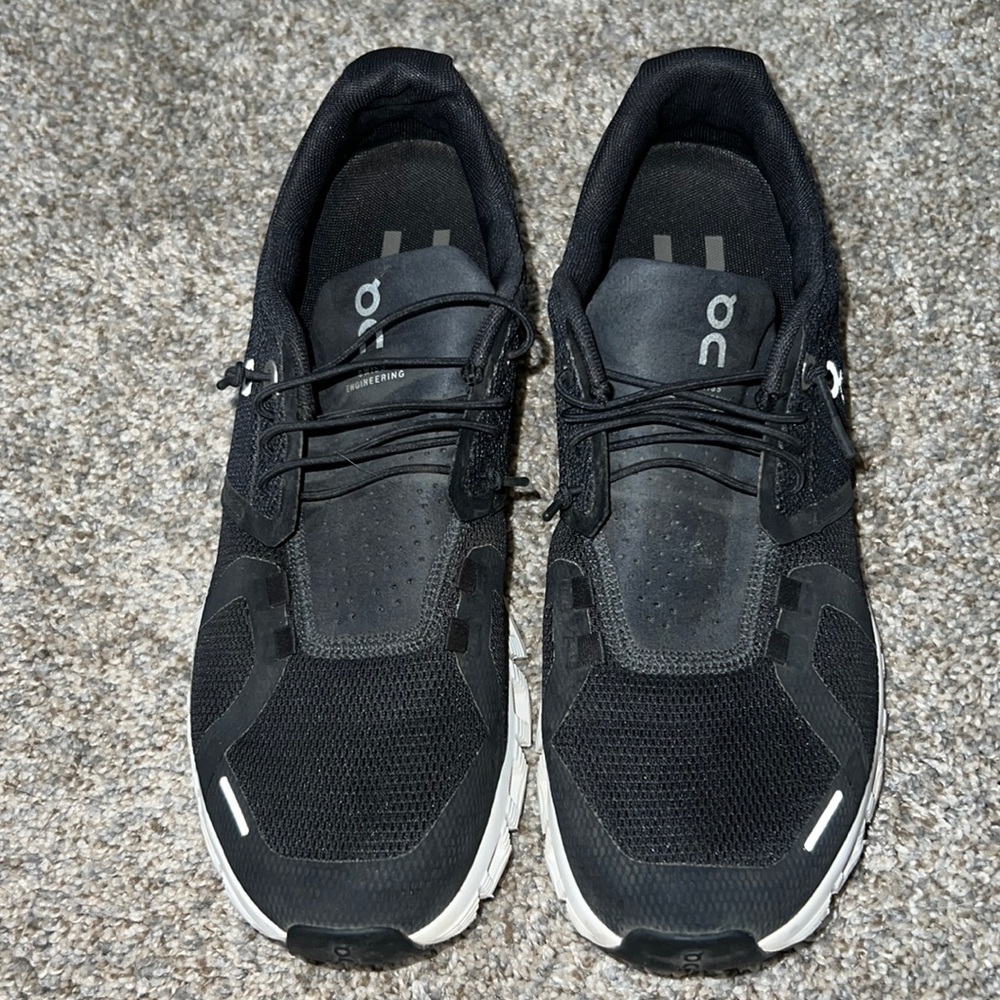 On running oncloud womens size 8.5 black sneakers